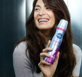 pol_pl_NIVEA-Diamond-Gloss-Care-lakier-do-wlosow-normalnych-4-Hold-250-ml-70654_6 3.webp