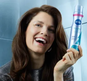 pol_pl_NIVEA-Volume-Hold-lakier-do-wlosow-cienkich-4-Hold-250-ml-70652_5 2.webp